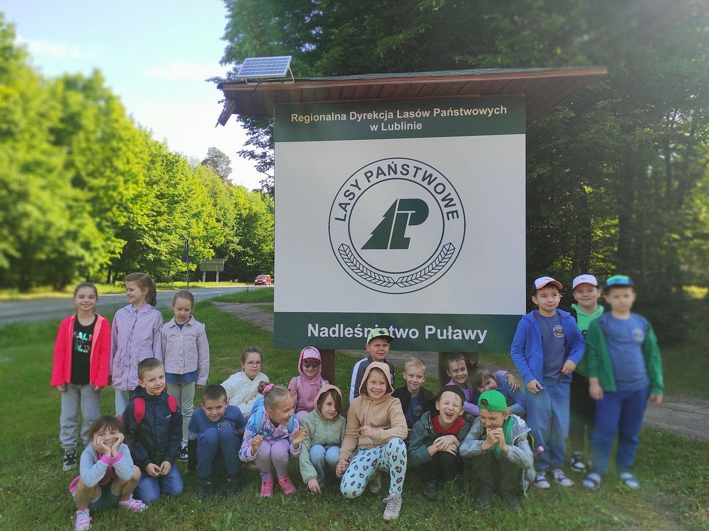 1 - Dzieci przed tablicą Nadleśnictwa Puławy.jpg